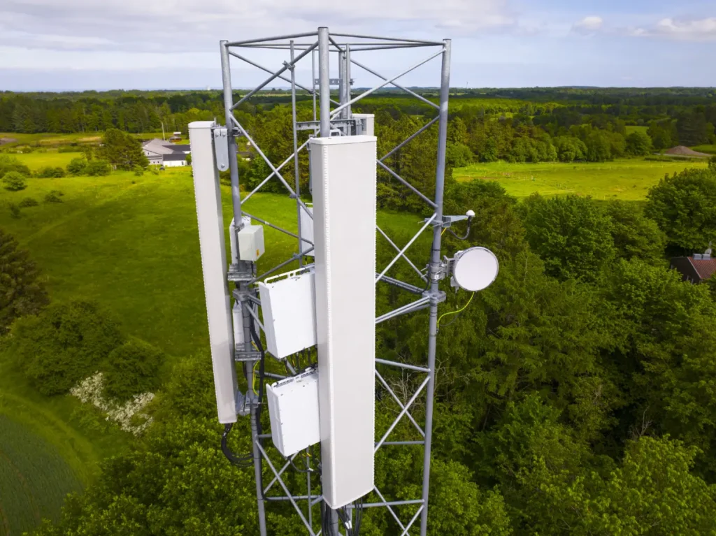 Mobilmast over dansk landskab